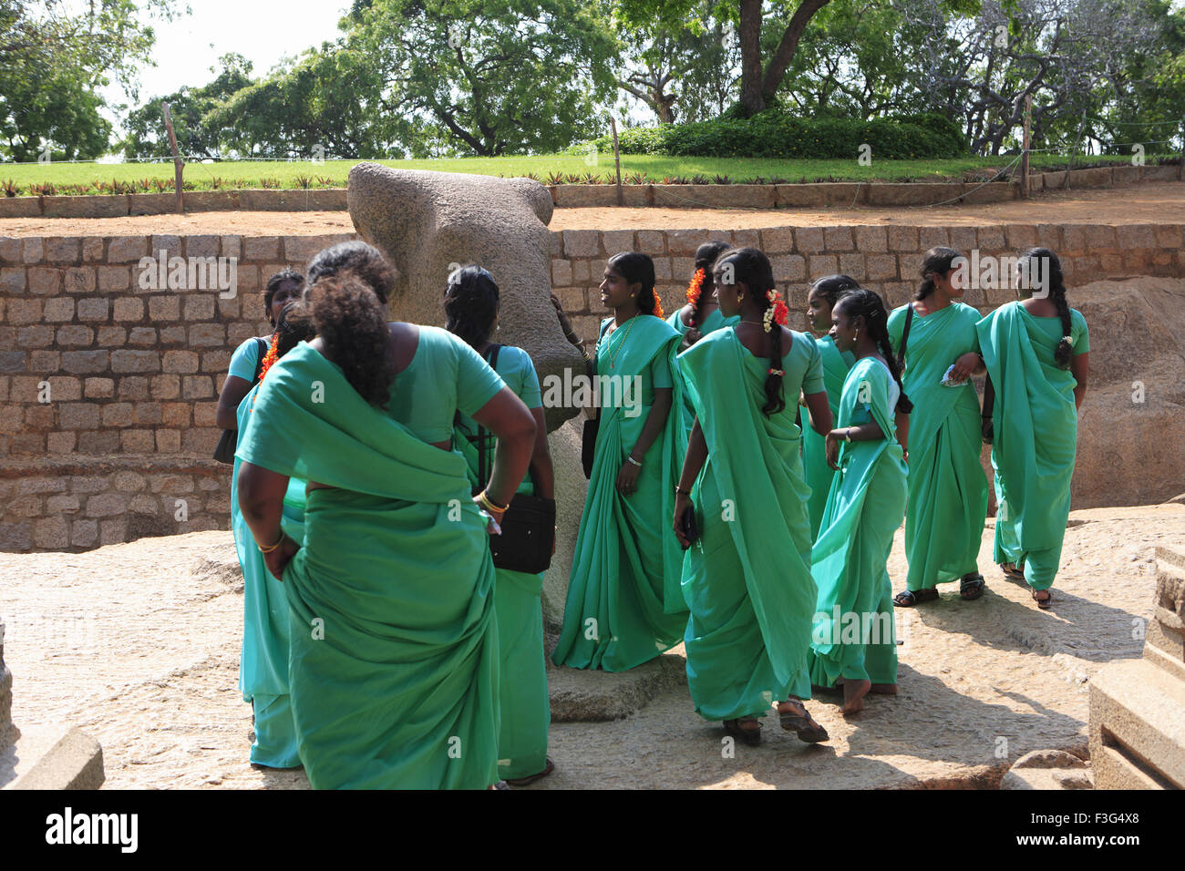 College ragazze sarees verde Pancha Rathas scolpito re Mamalla monolito rock carving templi Mahabalipuram Tamil Nadu Foto Stock