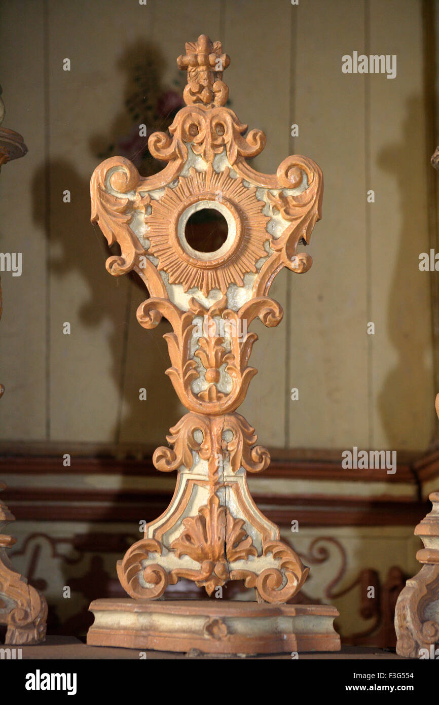 Candela Stand ; La Chiesa di Nostra Signora del Rosario ; costruito nel 1544 D.C. Vecchio Goa ; Velha Goa ; India Foto Stock