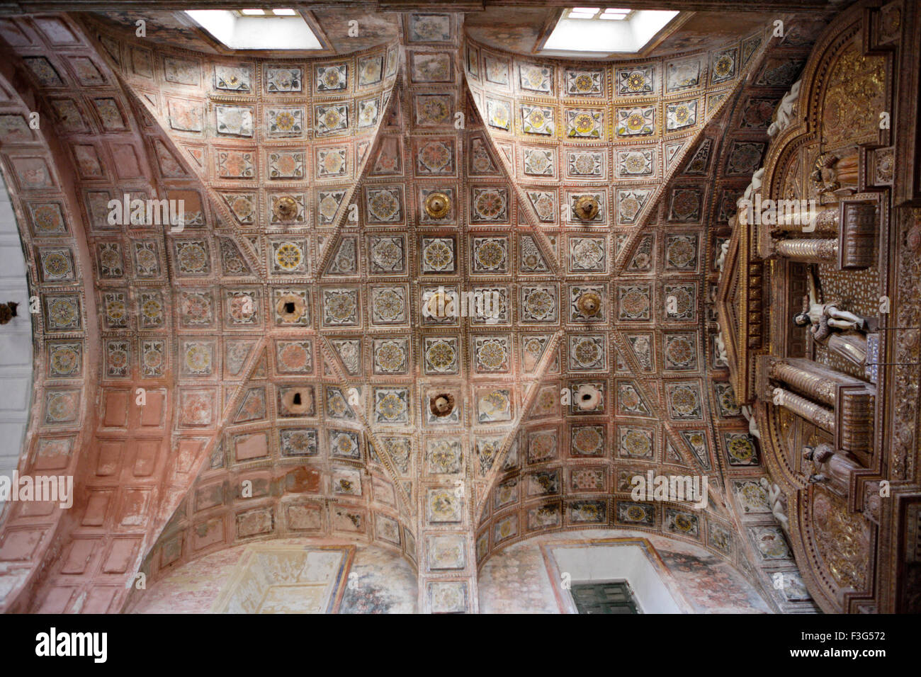 La decorazione del soffitto della chiesa di San Francesco di Assisi ; costruito nel 1521 D.C. Vecchio Goa ; Velha Goa Foto Stock