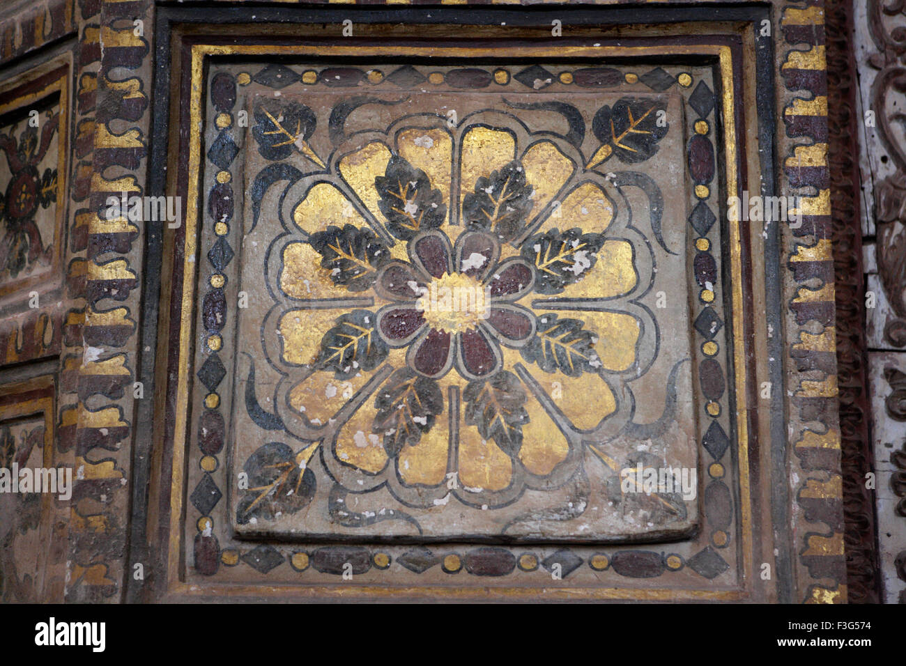 Decorazione murale di fiore ; la chiesa di San Francesco di Assisi ; costruito nel 1521 D.C. Vecchio Goa ; Velha Goa Foto Stock