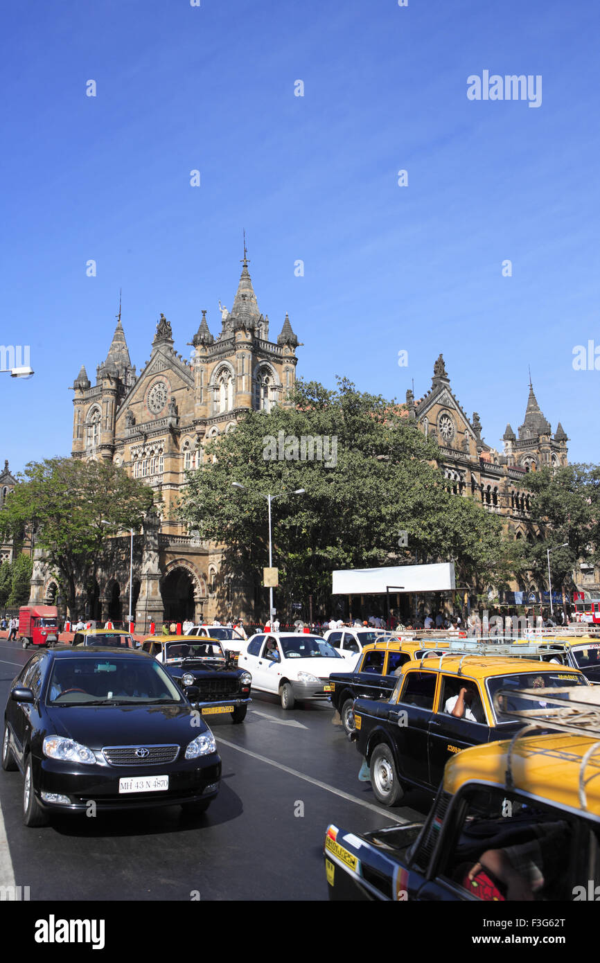 Street view Chhatrapati Shivaji Terminus revival gotico vittoriano mescolate Stazione ferroviaria Bombay Mumbai Maharashtra Foto Stock