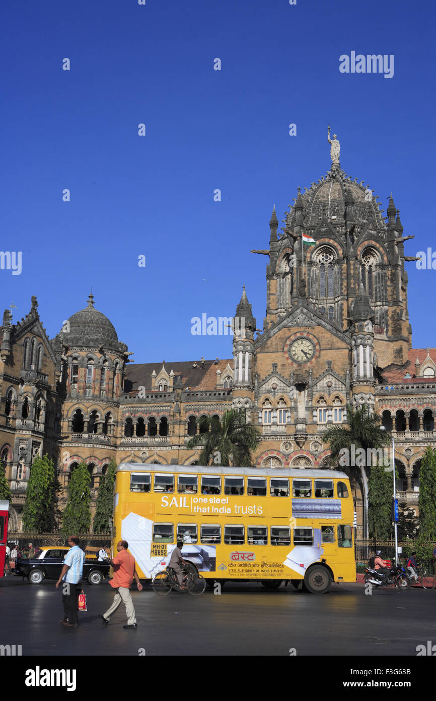 Giallo Double Decker Bus migliore Chhatrapati Shivaji Terminus revival gotico vittoriano Stazione ferroviaria Bombay Mumbai Maharashtra Foto Stock