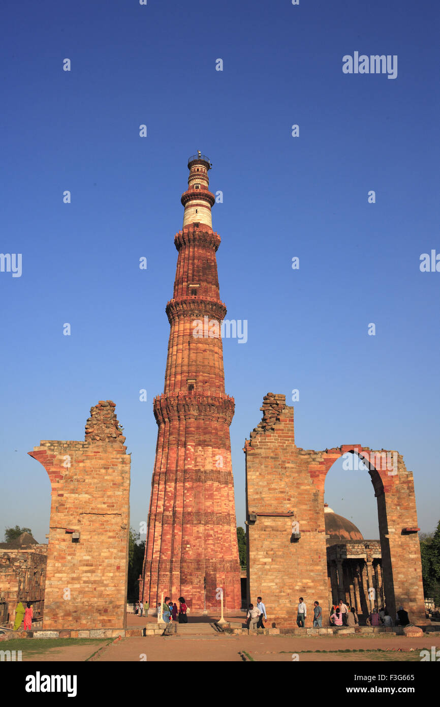 Qutb Minar costruito nel 1311 pietra arenaria rossa torre ; Indo arte musulmana ; sultanato di Delhi ;; Delhi India Foto Stock