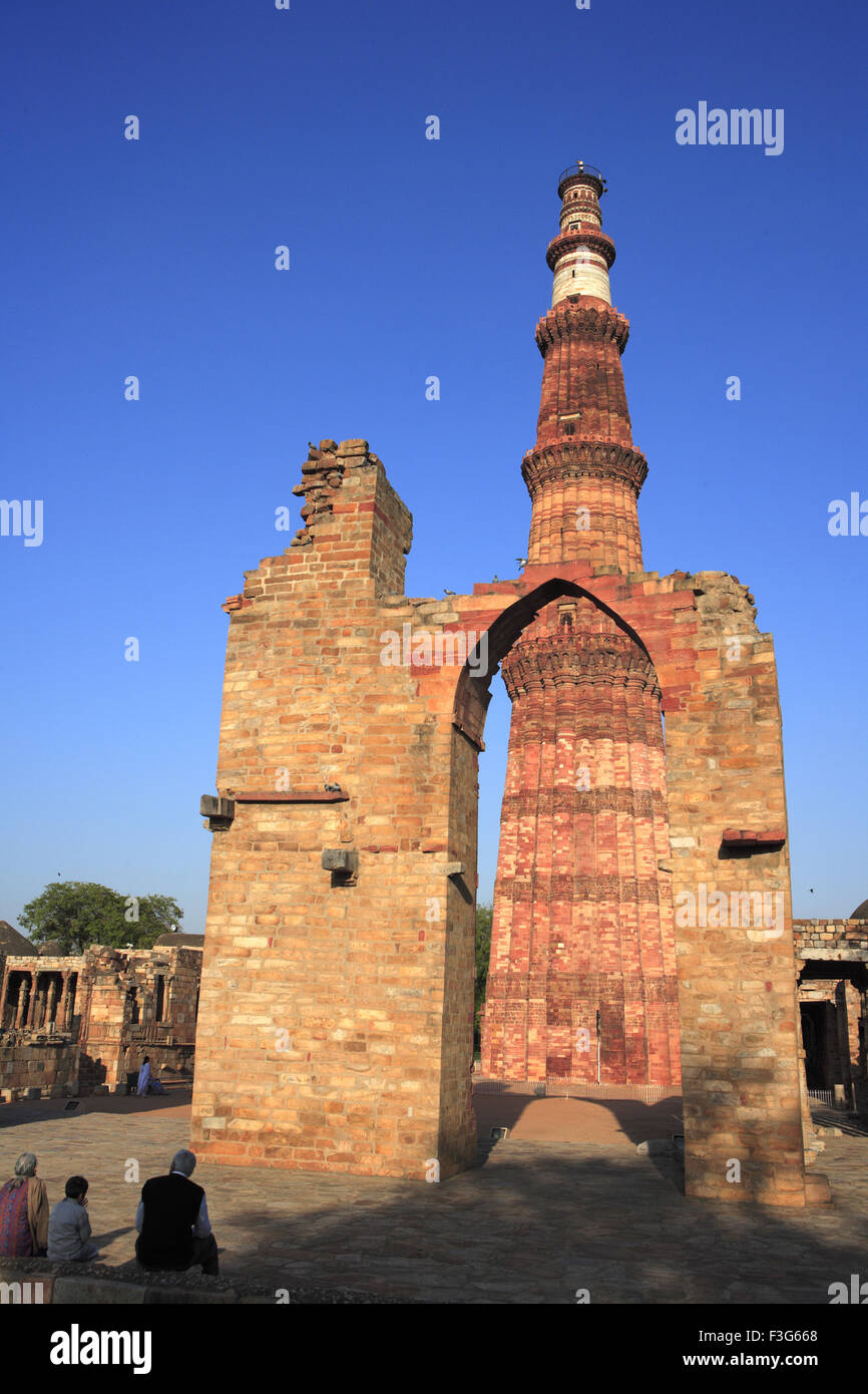 Qutb Minar attraverso arco costruito nel 1311 pietra arenaria rossa torre ; Indo arte musulmana ; Delhi Foto Stock