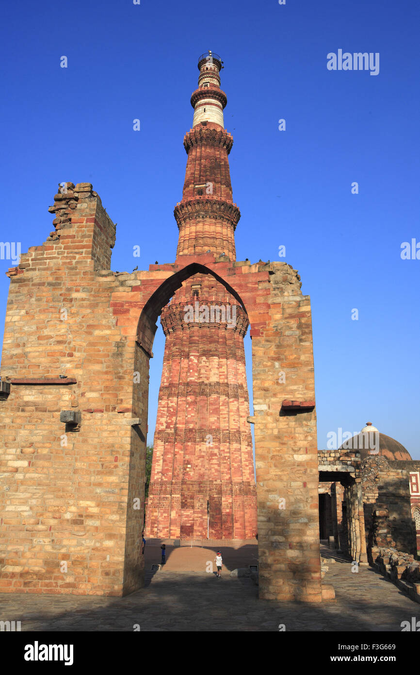 Qutb Minar attraverso arco costruito nel 1311 pietra arenaria rossa torre ; Indo arte musulmana ; Delhi Foto Stock