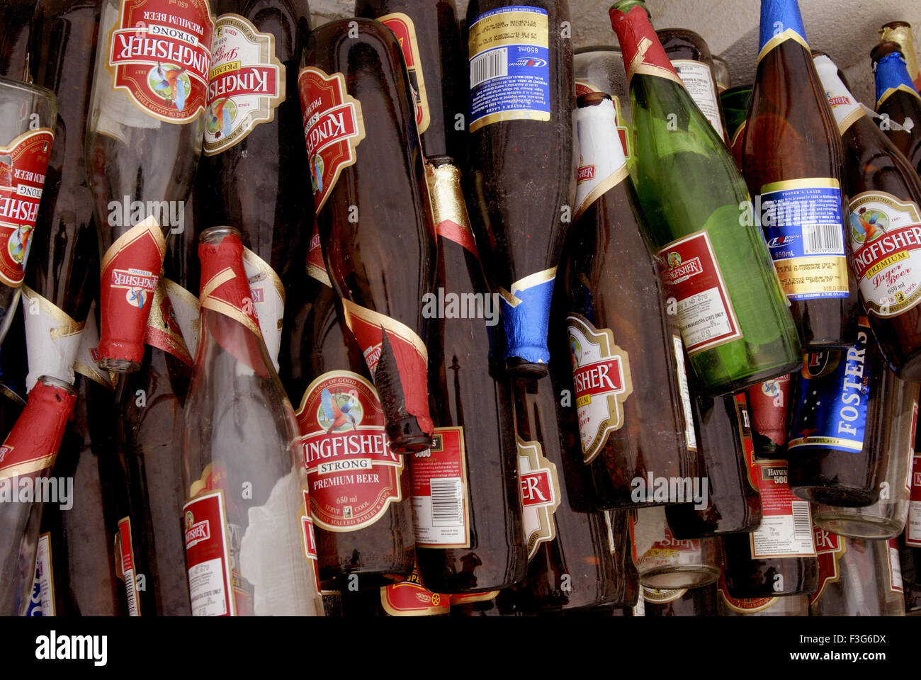 Bottiglie di birra impilate per il riciclaggio a Malwan ; Dist Sindhudurg ; Maharashtra ; India Foto Stock