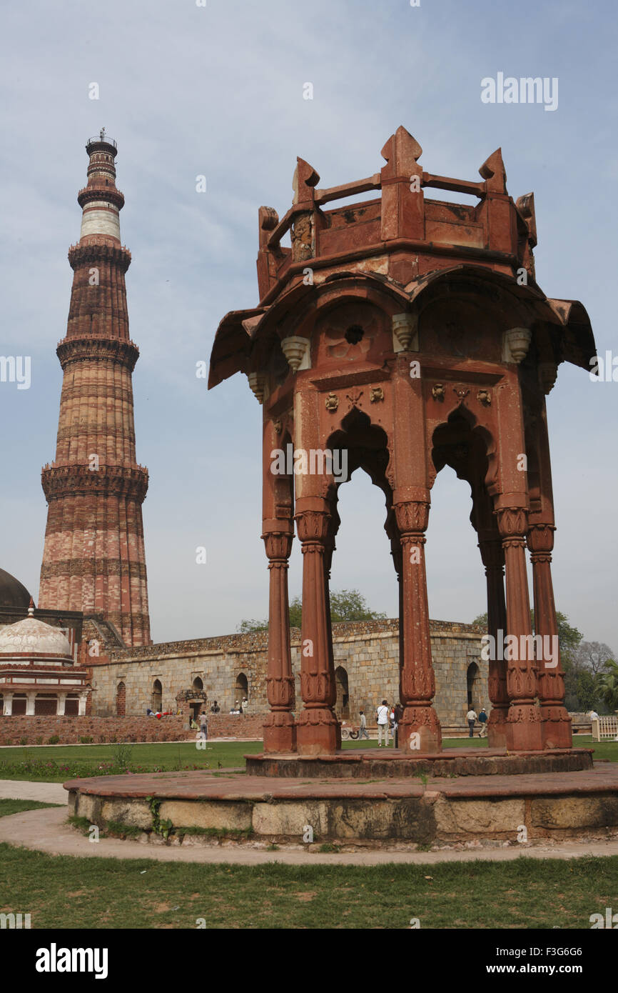 Smith è follia e Qutb Minar costruito nel 1311 pietra arenaria rossa torre ; Indo arte musulmana ; Delhi Foto Stock