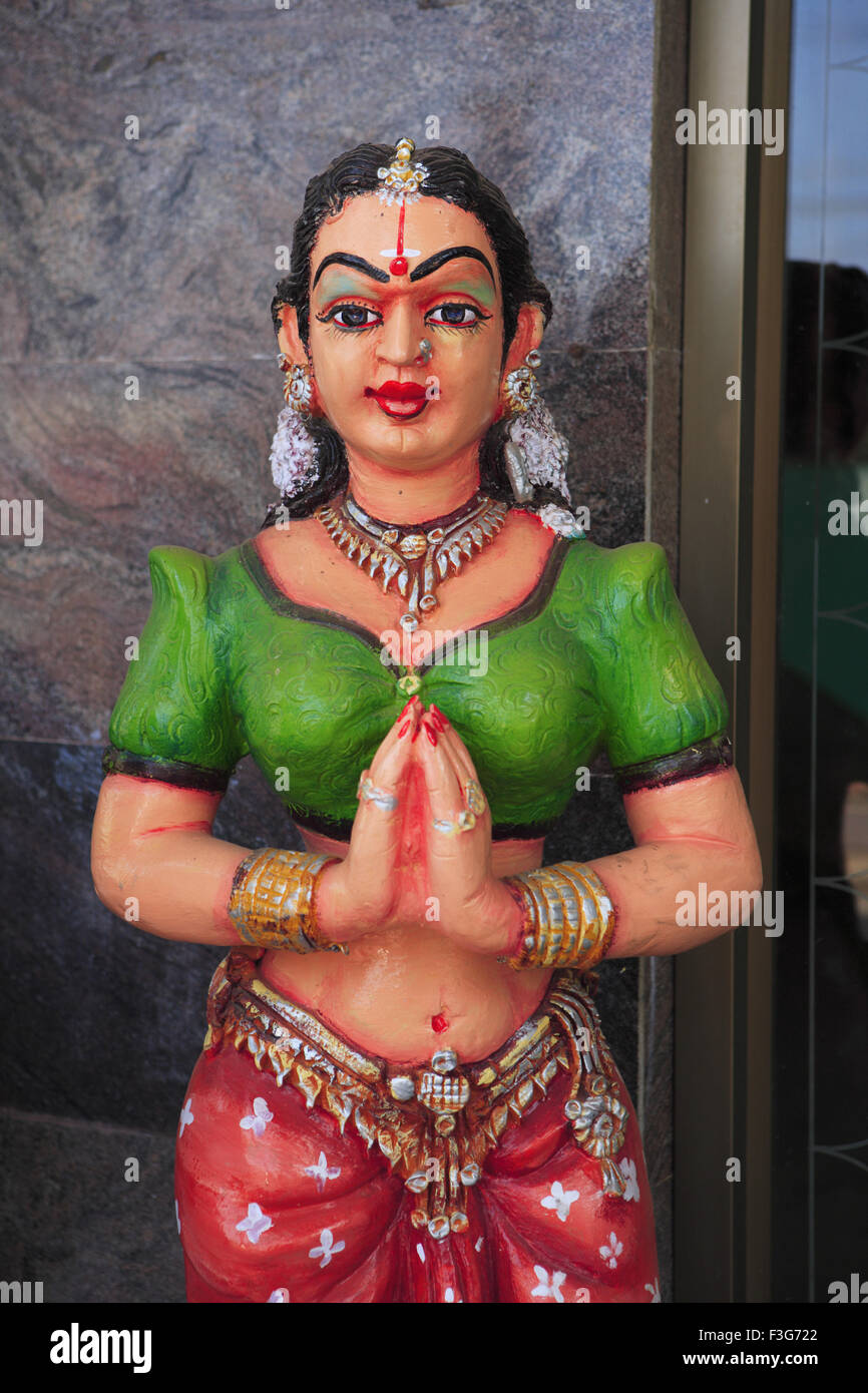Signora in namaste pongono all ingresso dell hotel ; District Shivgangai ; Tamil Nadu ; India Foto Stock