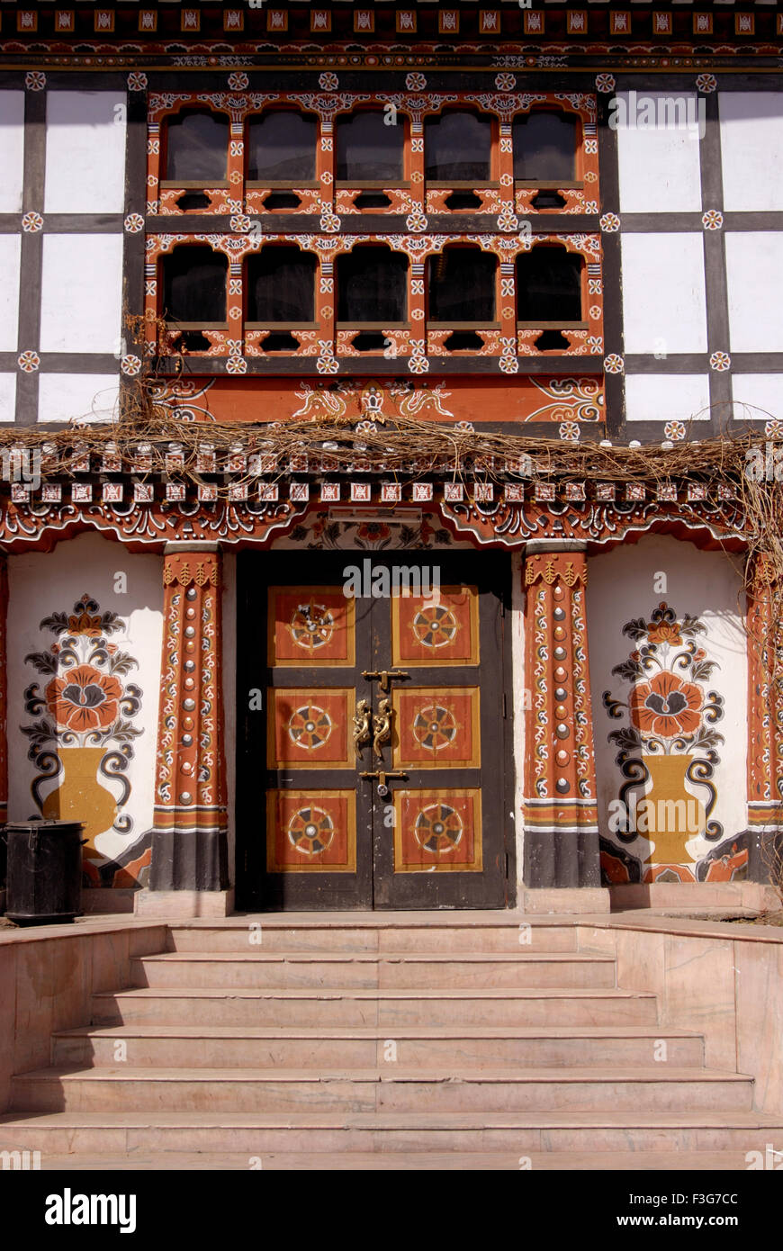 Ingresso decorativi della banca del Bhutan Thimpu Branch a città capitale Thimpu Royal Govt del Bhutan Foto Stock