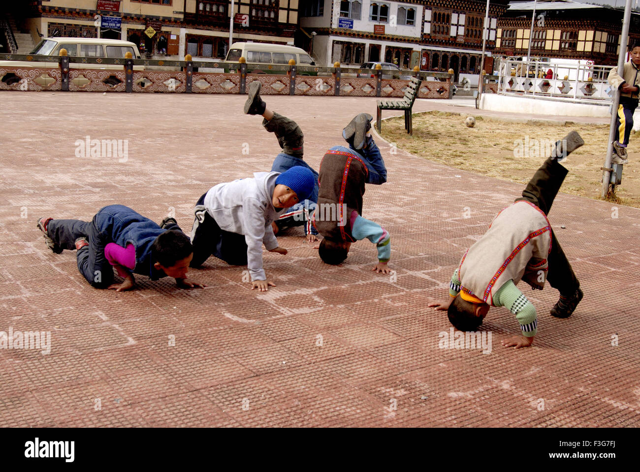 Bambini Bhutani che esercitano la loro attività capovolta, Paro, Govt reale del Bhutan, Thimpu, Thimphu, Bhutan, Regno del Bhutan, Asia Foto Stock
