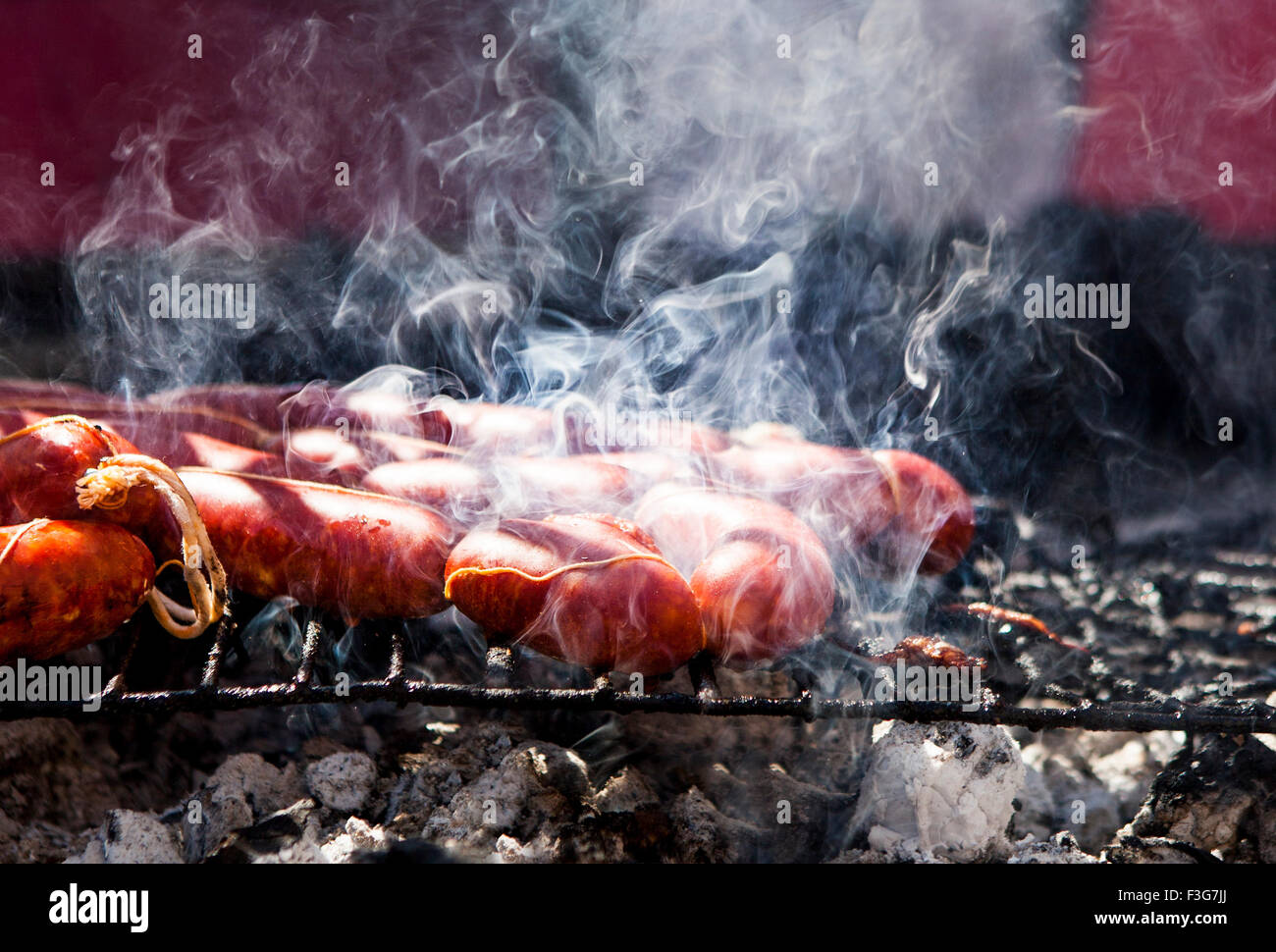 Vista ravvicinata di molti chorizos su un barbecue Foto Stock