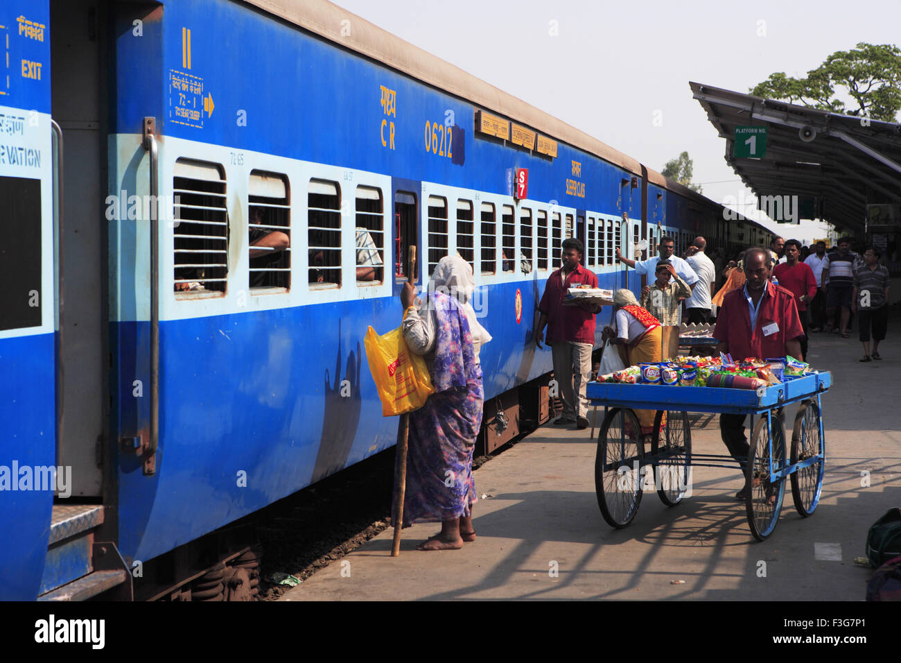 Stazione ferroviaria indiana sulla piattaforma ; il nome del treno Chennai Express ; Tamil Nadu, India Foto Stock