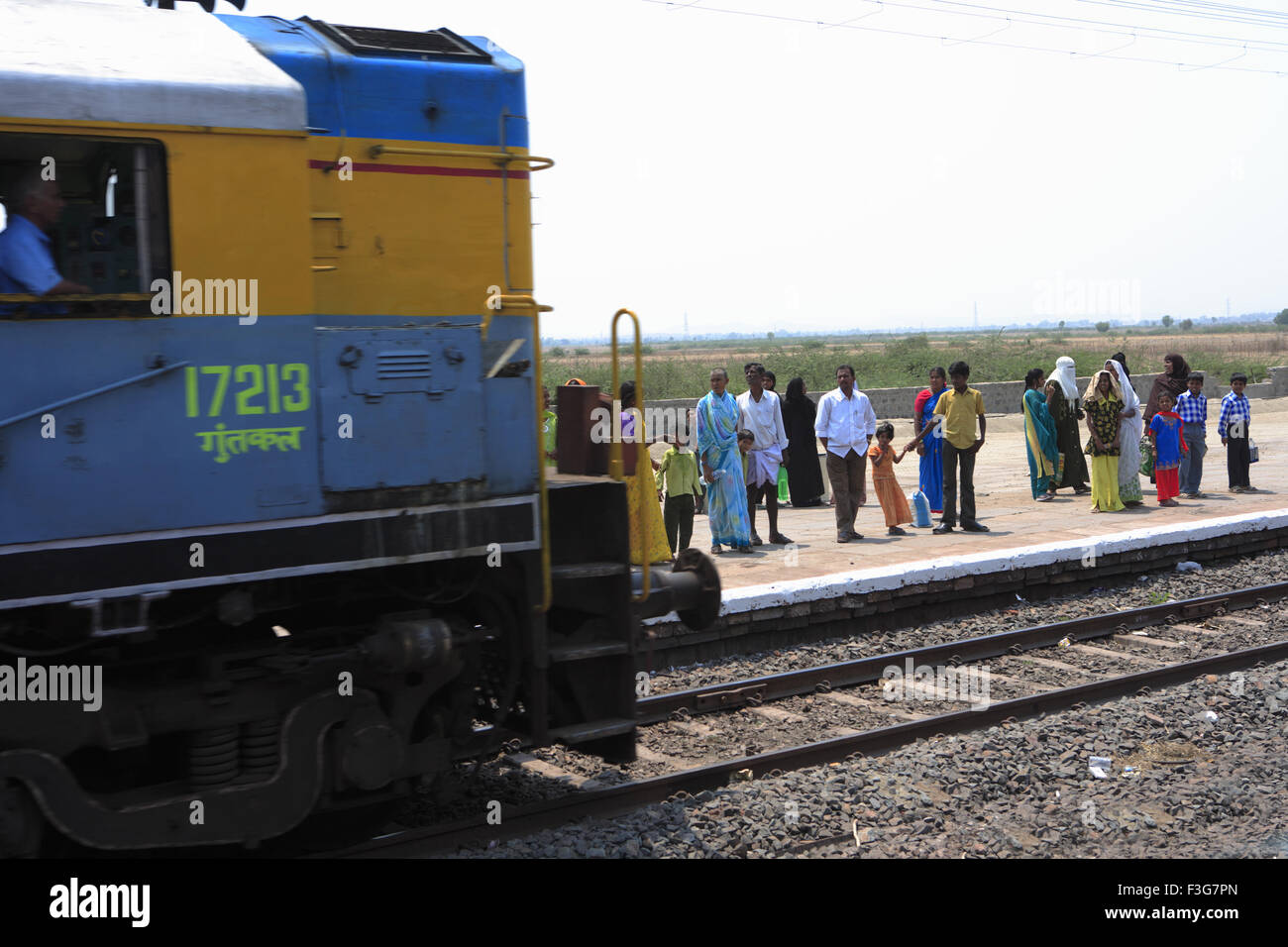 Motore ferroviario entrando nella stazione ; India ; ferroviaria stazione Tadipatri ; Andhra Pradesh ; India Foto Stock