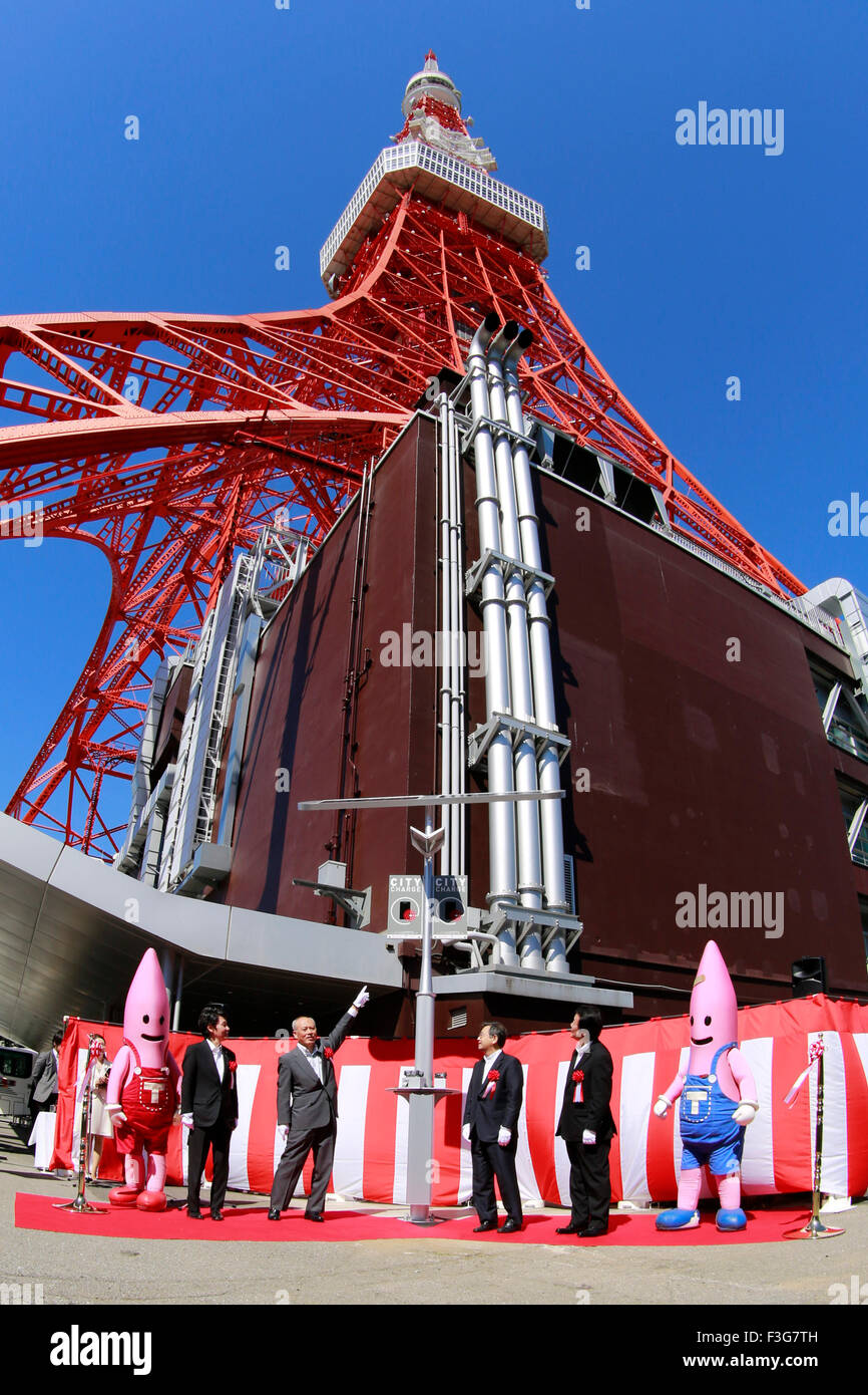 Tokyo, Giappone. Il 7 ottobre, 2015. (L a R) Presidente della Torre di Tokyo Shin Maeda, governatore di Tokyo Yoichi Masuzoe, Sharp Corporation membro del board Yoshisuke Hasegawa e Sharp delegato Ryoichi Miyanaga posa per le telecamere durante l'energia solare di telefono-stazione di carica ''Città carica'' nella torre di Tokyo. Sharp, il Governo Metropolitano di Tokyo e la Torre di Tokyo hanno lanciato la prima energia solare di stazione di ricarica batterie in Giappone. La stazione consente di tre utenti di ricarica utilizzando vari tipi di tappi per diversi dispositivi mobili. Credito: Aflo Co. Ltd./Alamy Live News Foto Stock