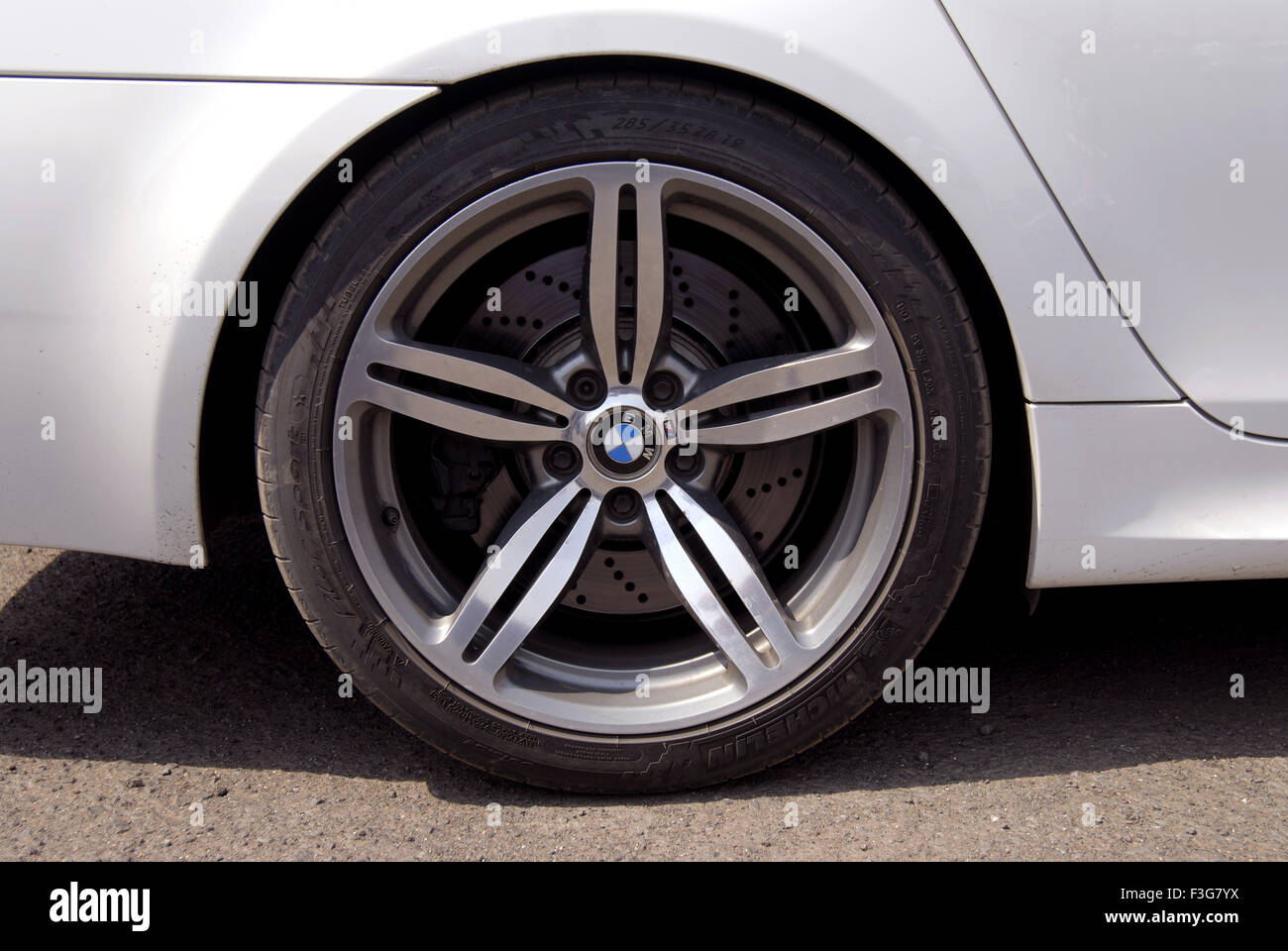 Primo piano del copriruota per auto BMW Foto Stock