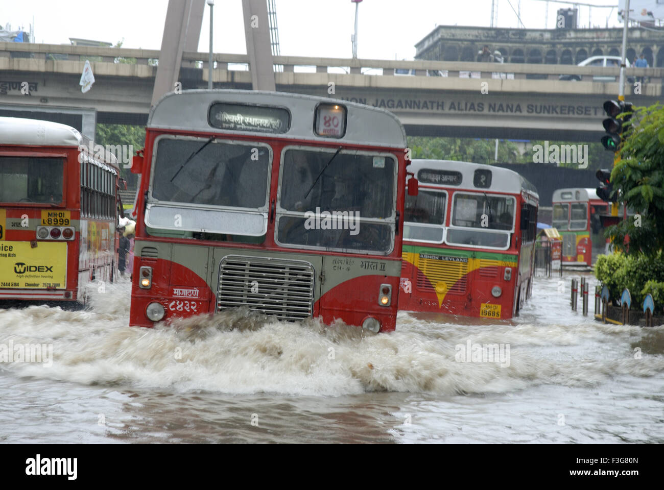 Miglior auto e bus su acqua strada connesso al cerchio Khodadad ; Dadar ; Mumbai Bombay ; Maharashtra ; India Foto Stock