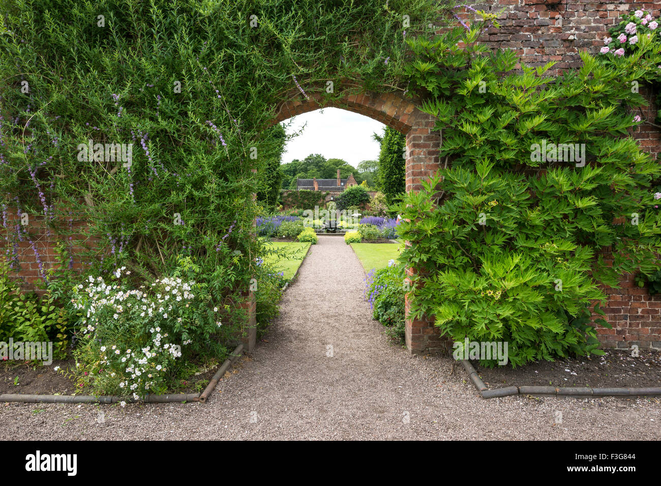 Ingresso al giardino murato a Arley Hall giardini nel Cheshire, Inghilterra. Foto Stock