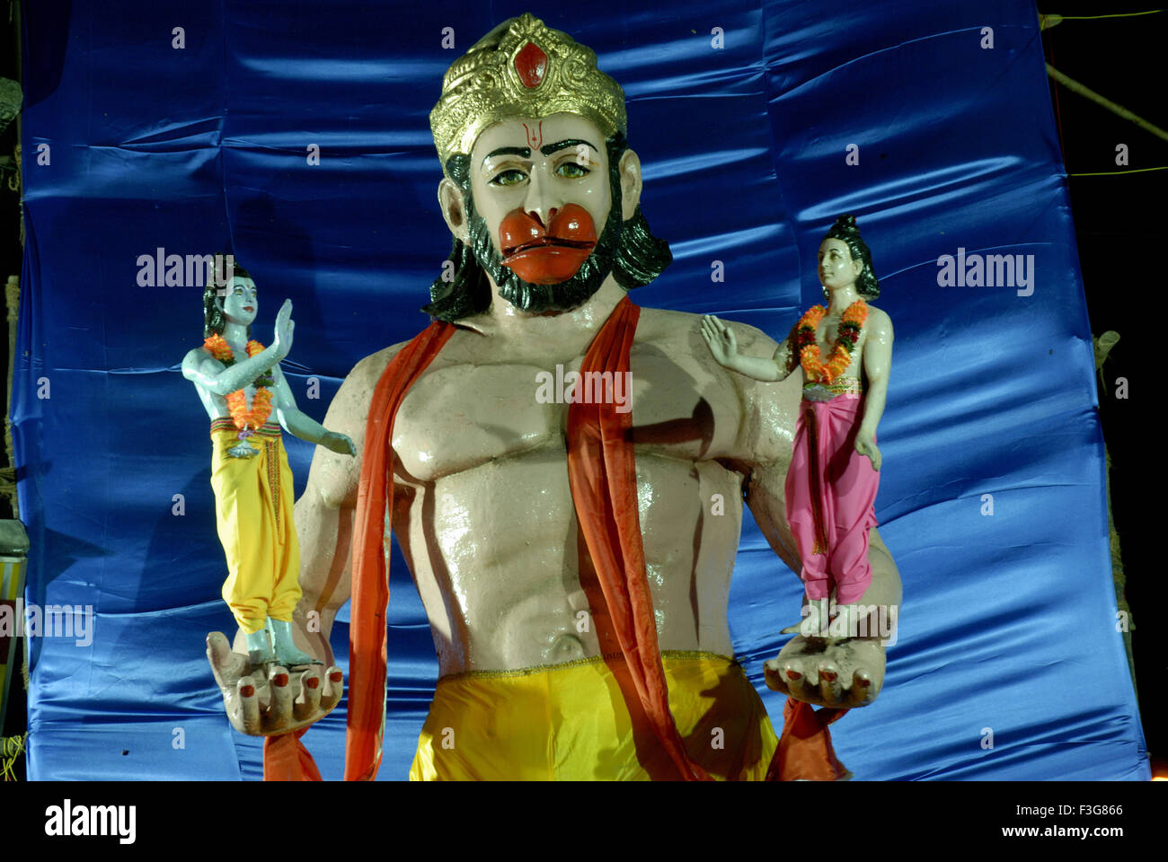 Signore Hanuman idolo holding Signore Ram e Laxman sia in mano a Ganesh Festival ; Pune ; Maharashtra ; India Foto Stock