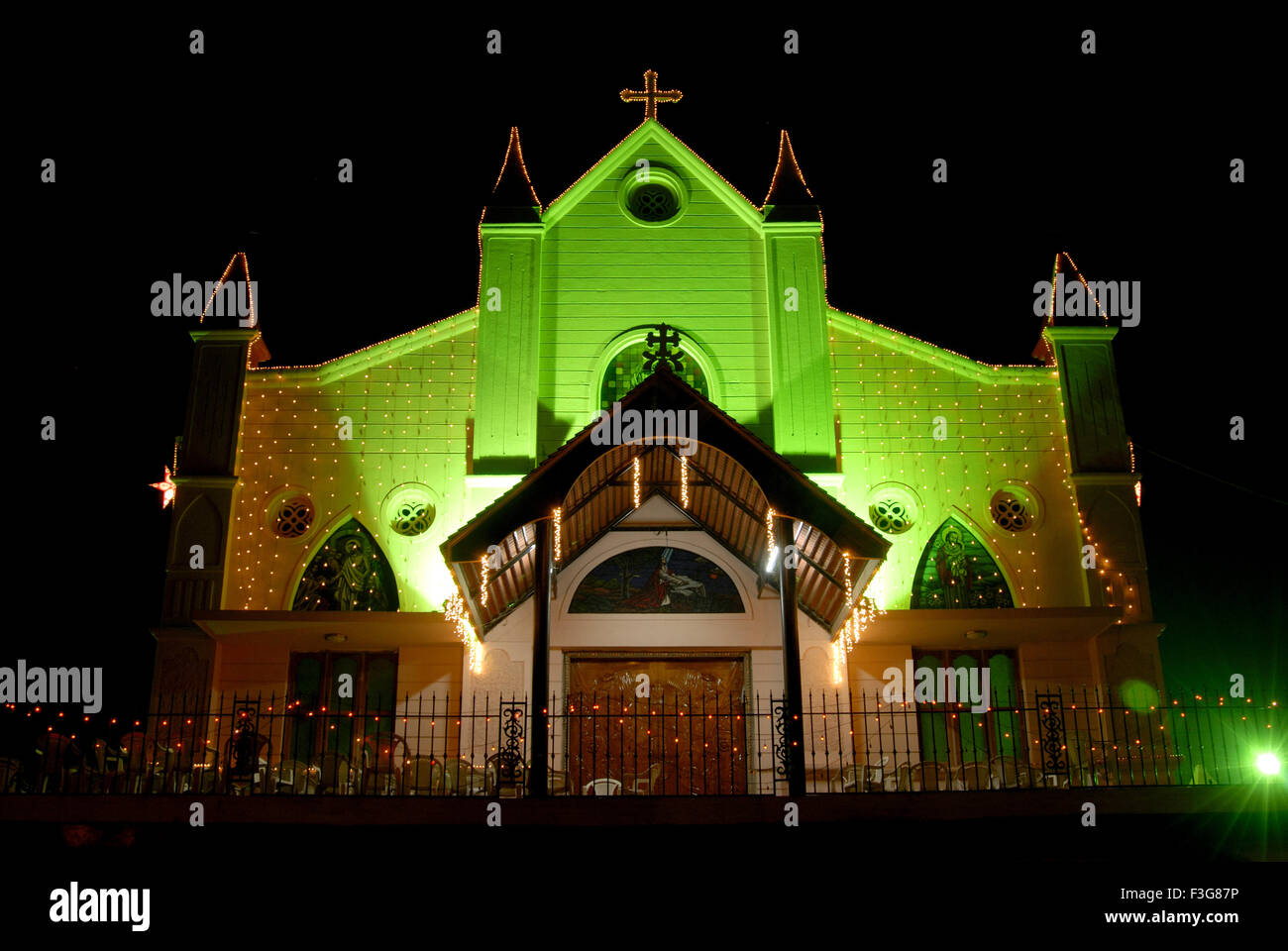 San Tommaso chiesa con illuminazione notturna su x'mcome festival ; Borivali ; Bombay ora Mumbai ; Maharashtra ; India Foto Stock