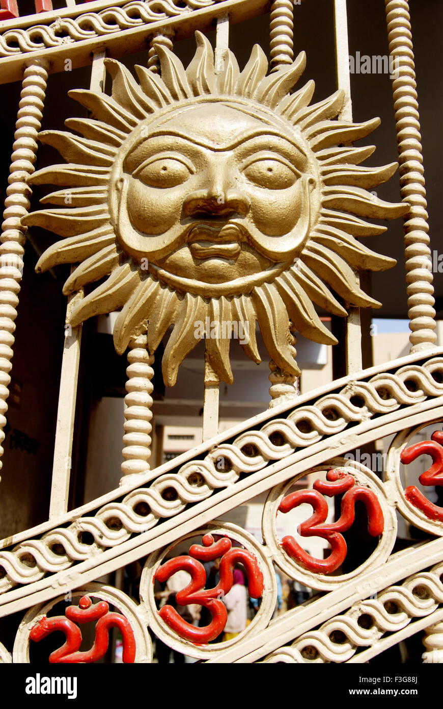 Sun e segno Omkar metallico sul cancello di ingresso di Bada Ganesh tempio a Indore ; Madhya Pradesh ; India Foto Stock