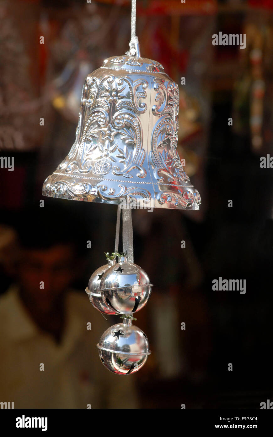 Un brillante color argento di Natale campana conservata per vendere nel negozio a Borivali ; Bombay ora Mumbai ; Maharashtra ; India Foto Stock