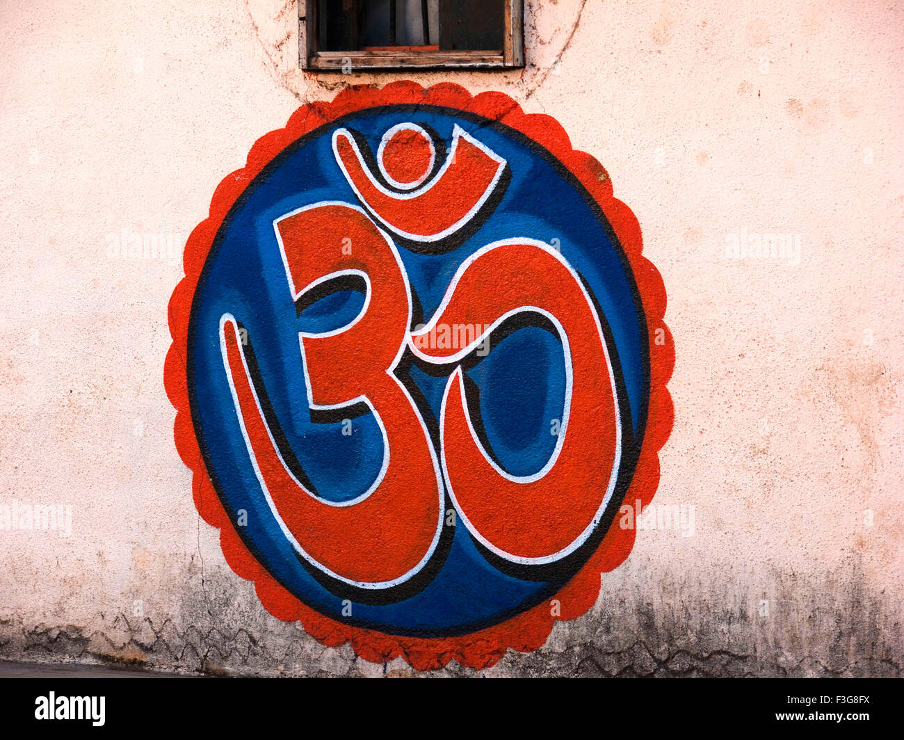 Simbolo dipinto sulla parete della casa chiamata come Om o Omkar nella mitologia indiana Foto Stock