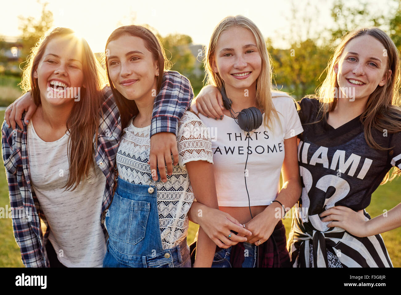 Un gruppo di ragazze adolescenti appendere fuori in una serata estiva Foto Stock