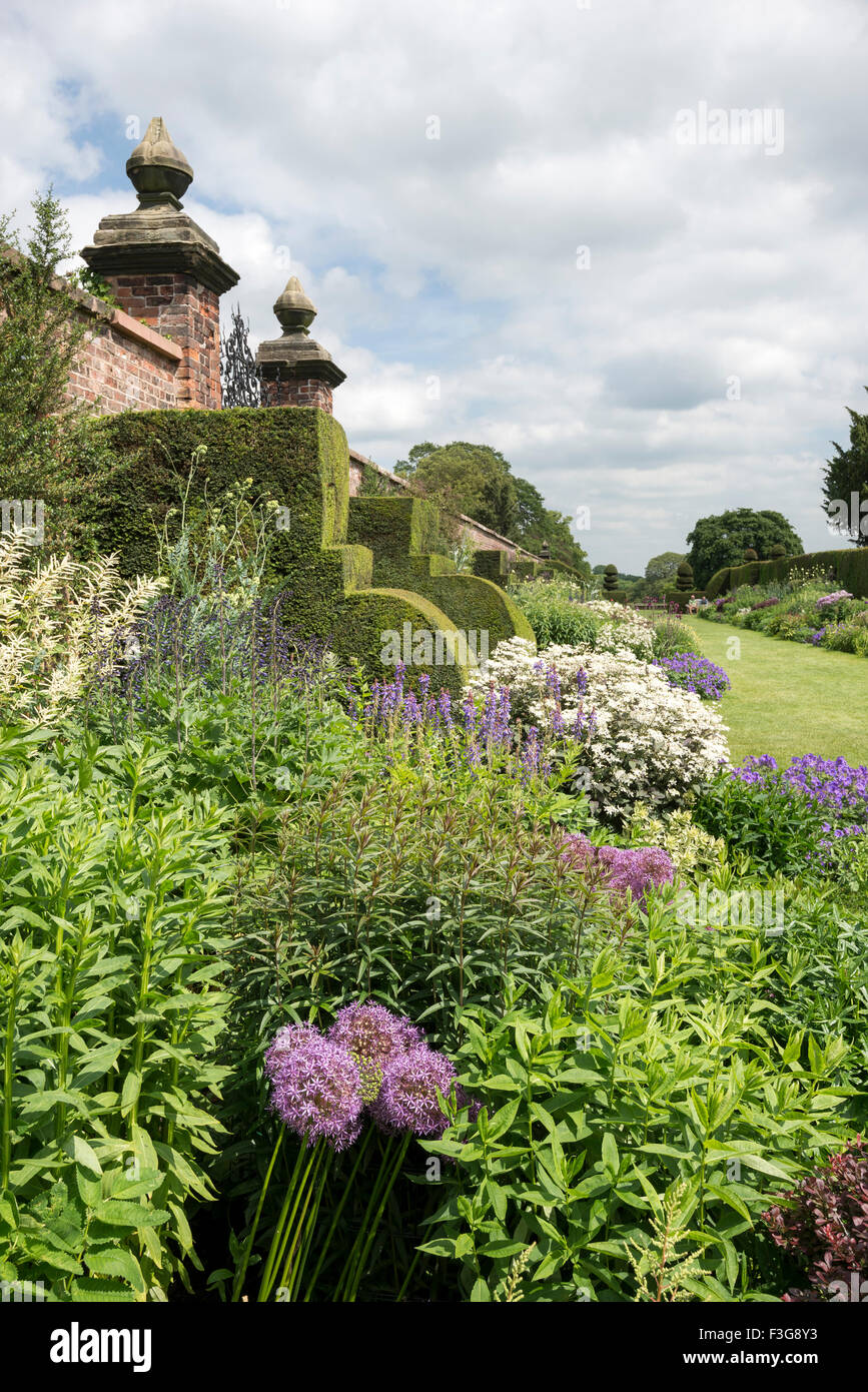 Famoso Herbaceous borders a Arley Hall nel Cheshire con inizio estate piantare. Foto Stock