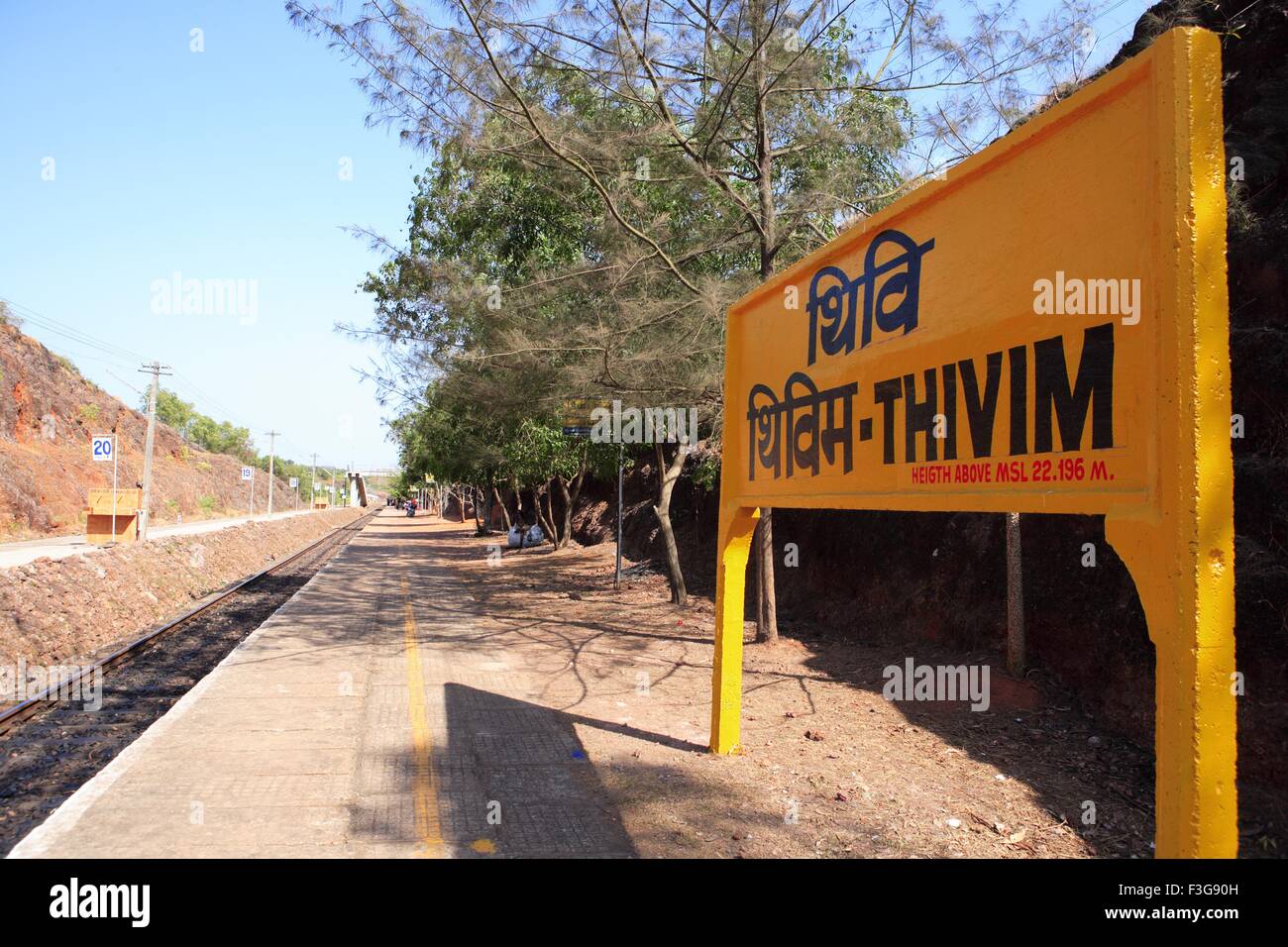 Cartello della stazione ferroviaria di Thivim ; Tivim ; Thivim ; Nathivim ; Bardez ; Goa del Nord ; Ferrovia indiana Konkan ; Goa ; India ; Asia Foto Stock