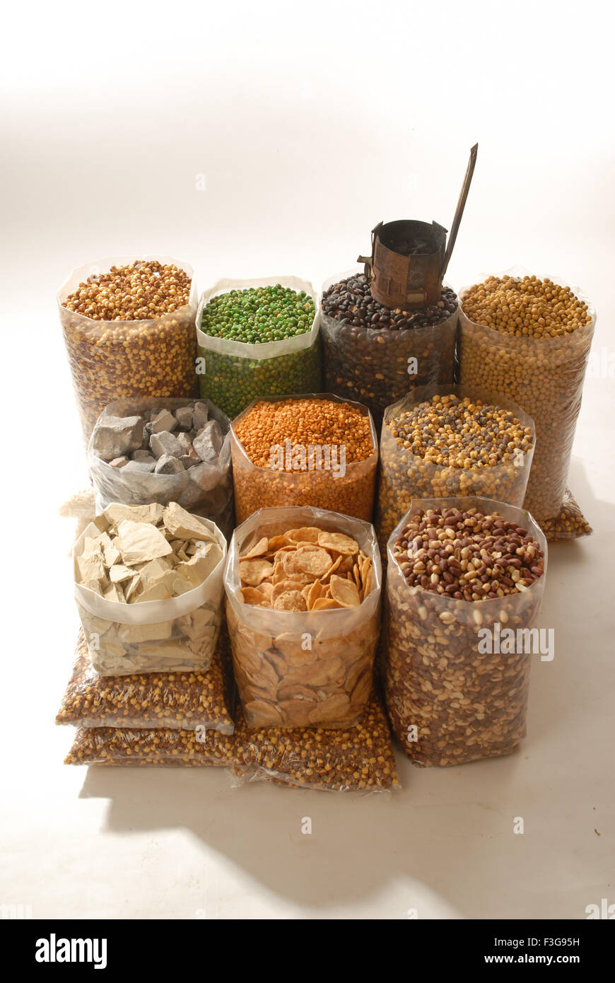 grani arrostiti, arachidi, chana, grammo, patatine, Piselli verdi, grammo di bengala, India, Asia Foto Stock