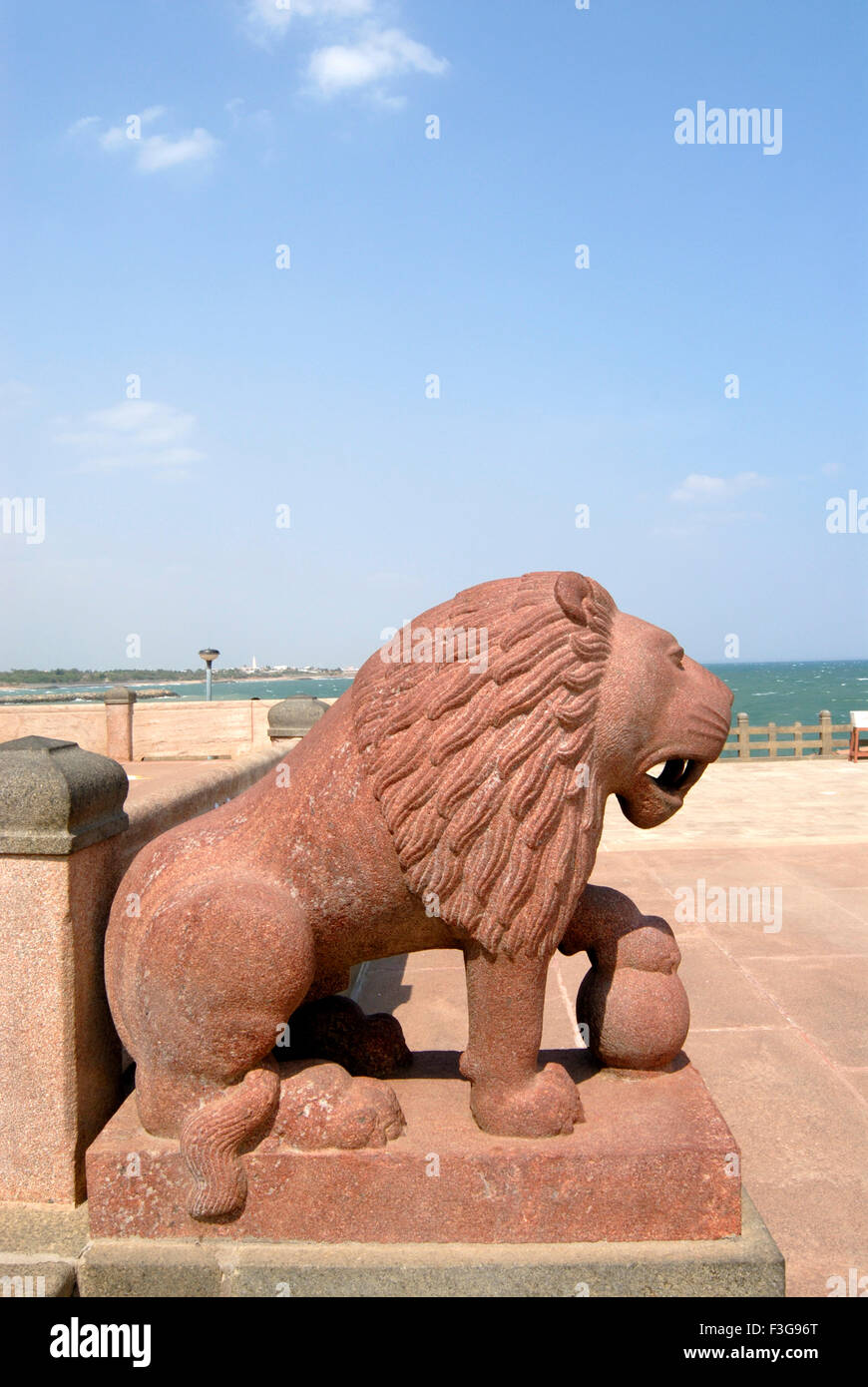 Rosso scolpito in pietra lion all'entrata di Shripada Mandapam a Vivekananda Rock memorial ; Kanyakumari ; Tamil Nadu ; India Foto Stock
