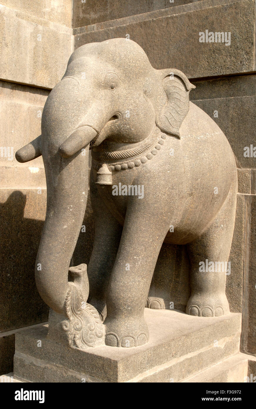 Pietra elefante scolpito sul lato di Thiruvalluvar Statue ; Kanyakumari ; Tamil Nadu ; India Foto Stock
