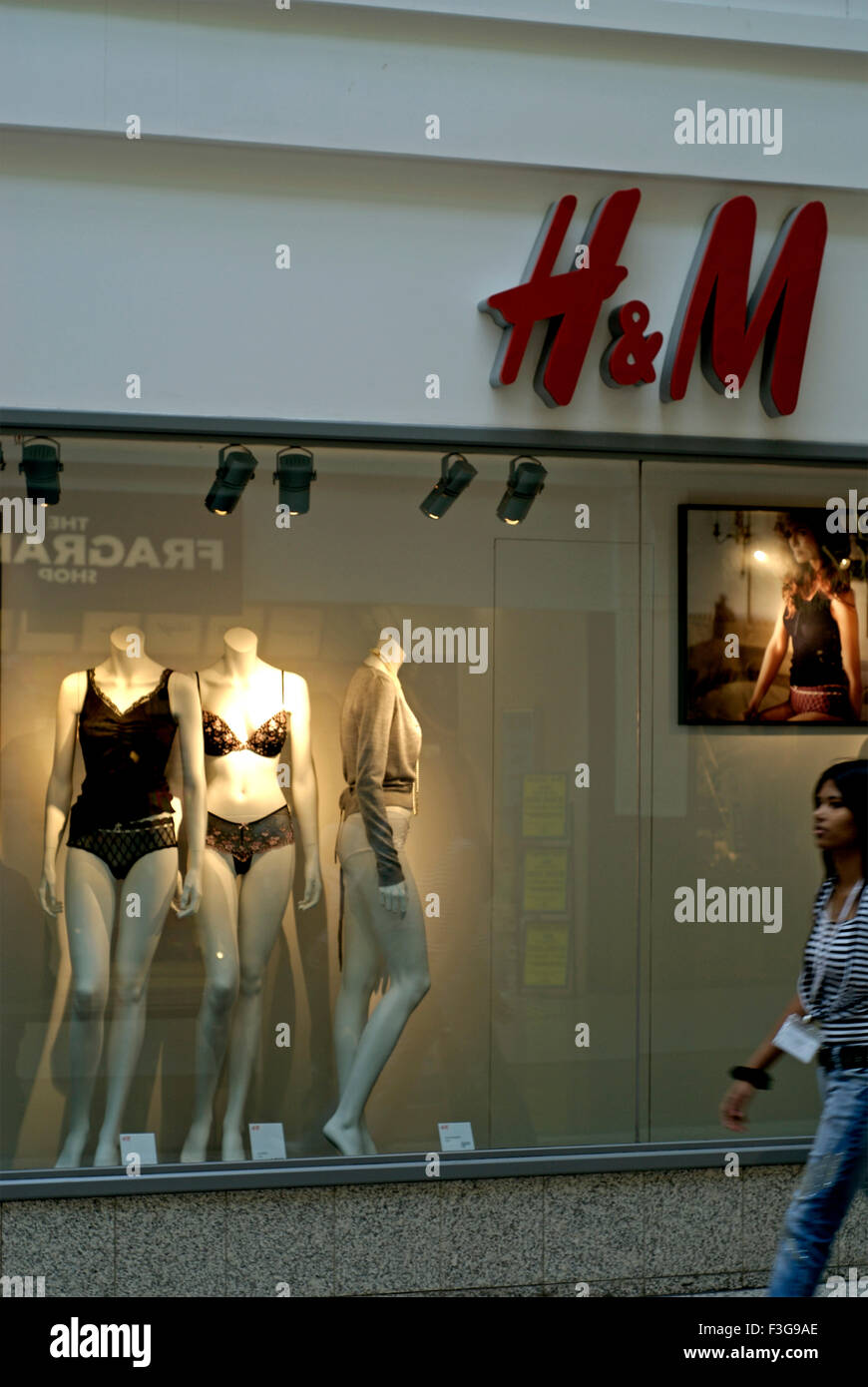 Manichini in store H&M ; Harrow ; London ; Regno Unito Regno Unito Inghilterra Foto Stock