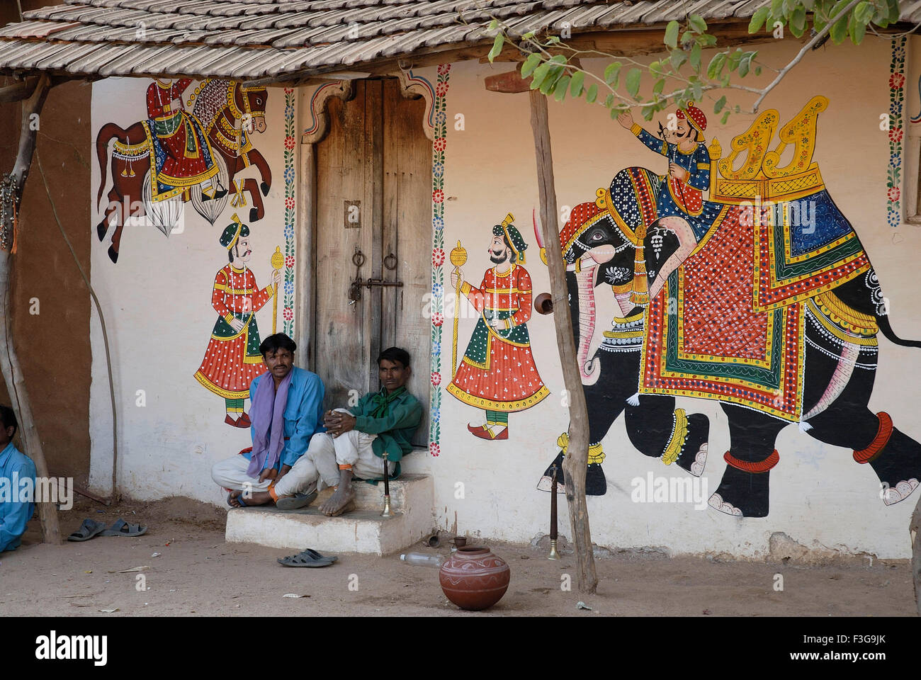 Mewad pittura murale a Shilpgram ; Udaipur ; Rajasthan ; India Foto Stock