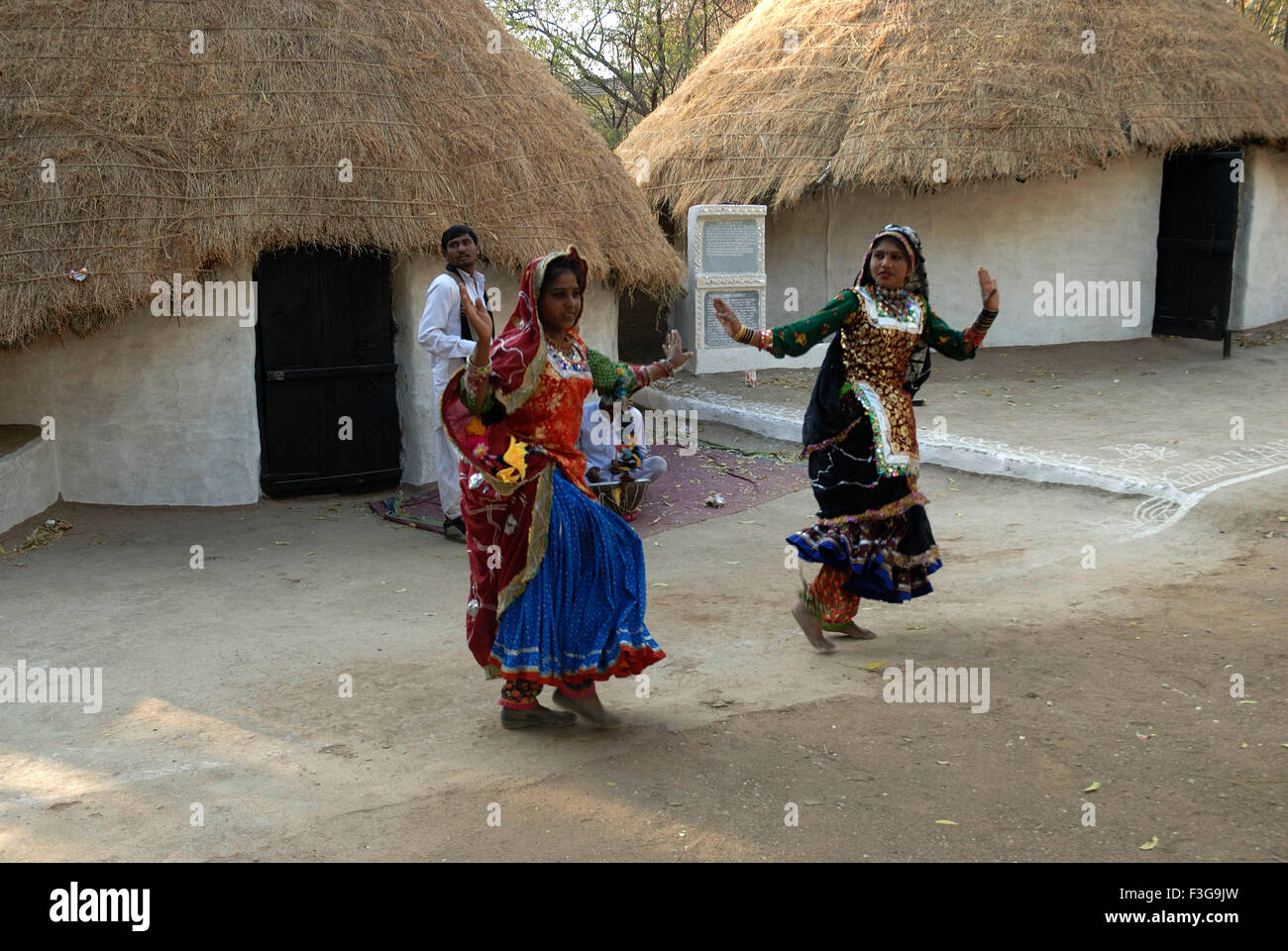 Ballerini di Rajasthani a Shilpgram ; Udaipur ; Rajasthan ; India Foto Stock