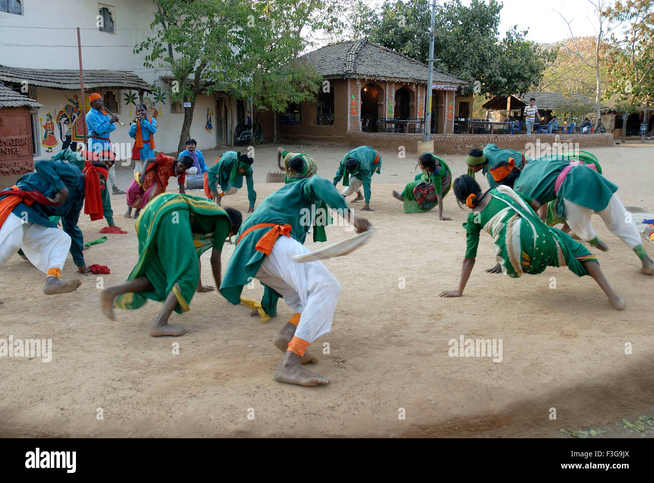 Dang comunità Gujarati danzatrice presso Shilpgram ; Udaipur ; Rajasthan ; India Foto Stock