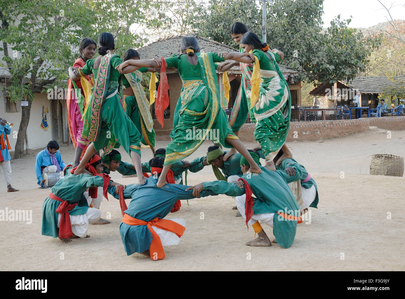 Dang comunità Gujarati danzatrice presso Shilpgram ; Udaipur ; Rajasthan ; India Foto Stock