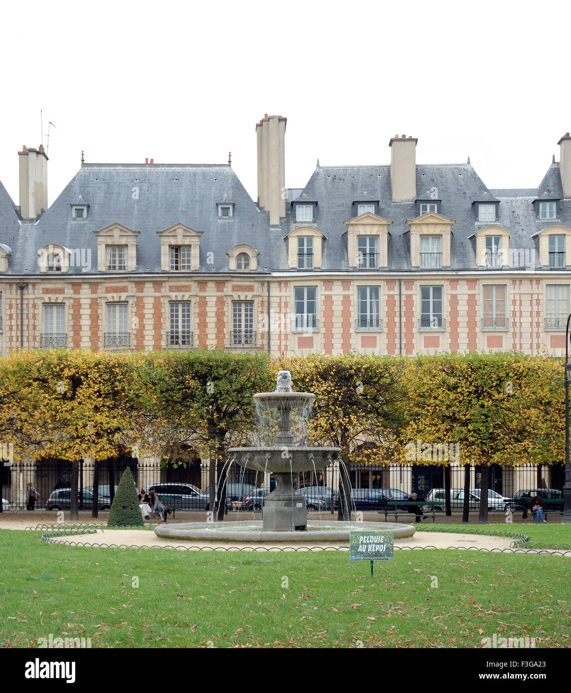 Place Louis XIII ; giardino ; Place des Vosges ; Vosges ; Parigi ; Francia ; francese ; Europa ; europea Foto Stock