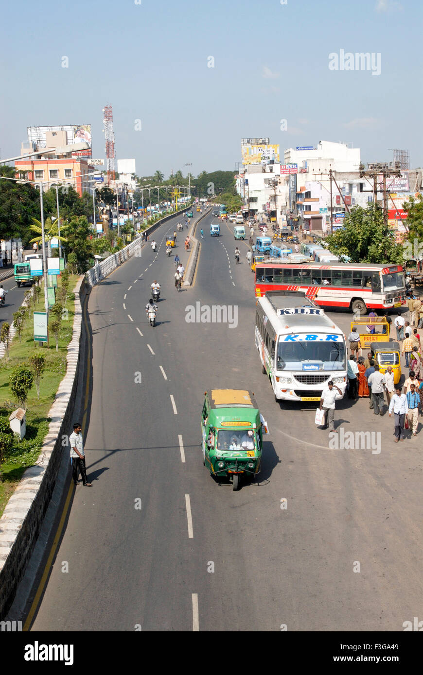 Strutture moderne su entrambi i lati del Maraimalai Adigal Salai Street di fronte Bus Express Stand di Puducherry Foto Stock