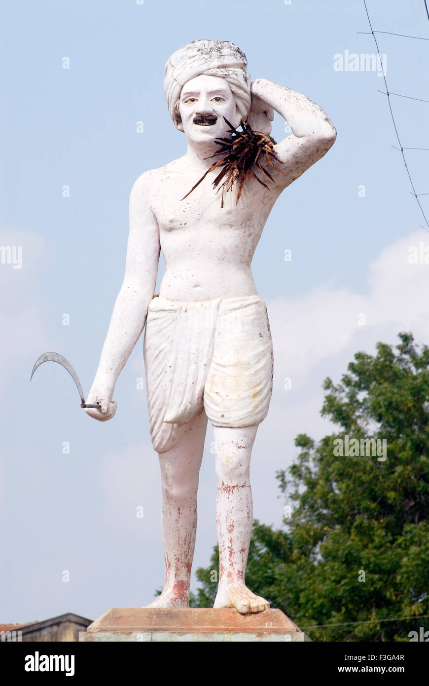 Enorme statua del contadino con la falce in una mano e raccolto in altri a Thanjavur ; Tamil Nadu ; India Foto Stock