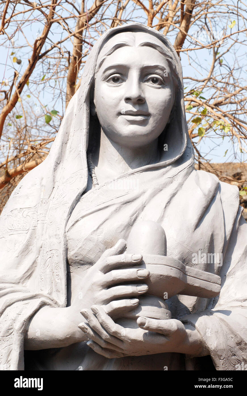 Enorme statua realizzata da gesso di Parigi della donna che la porta shivlingam davanti mandapeshwar grotte ; Borivali ; Bombay Mumbai Foto Stock