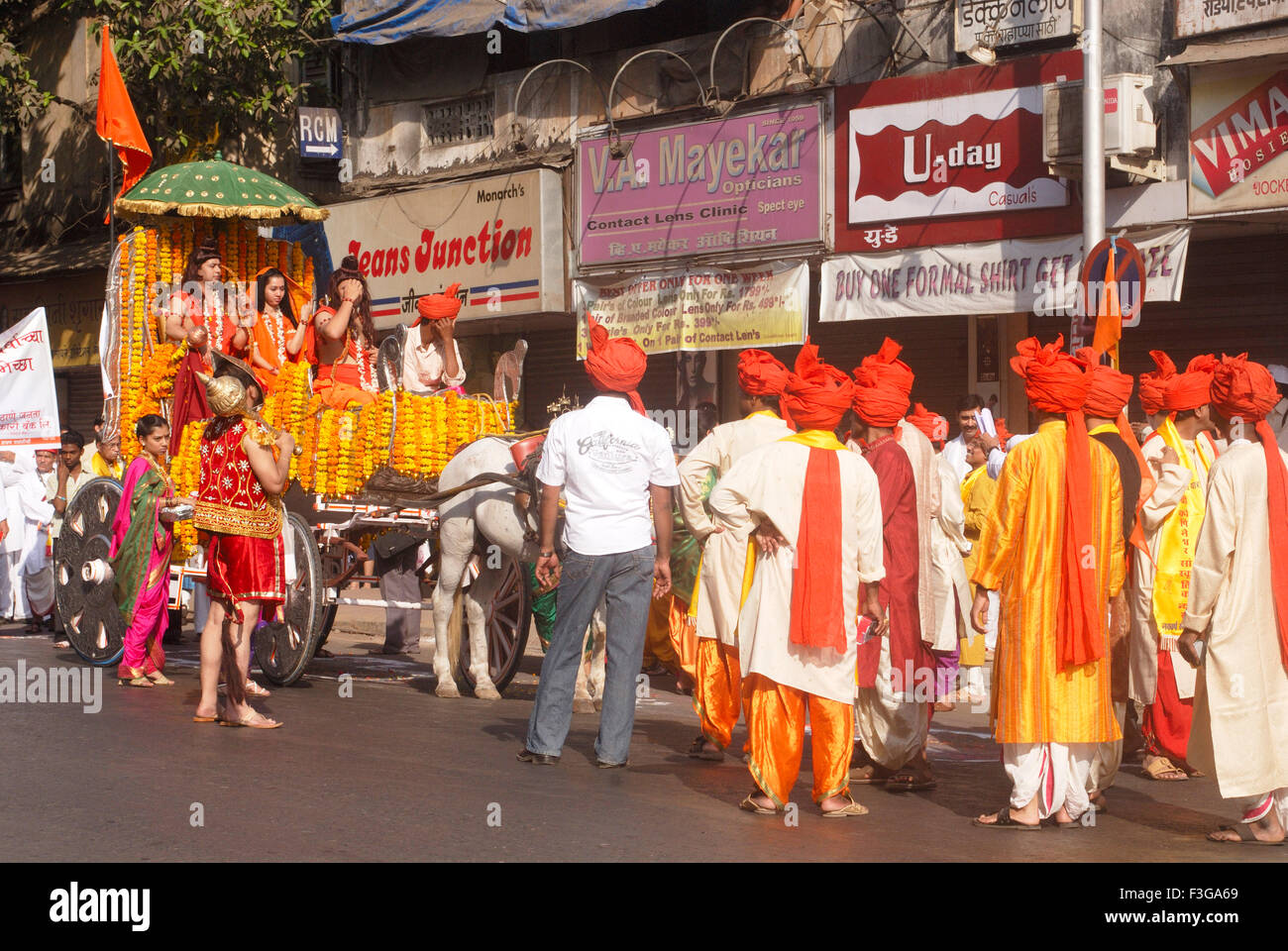 Signore Rama sita laxman chariot hanuman camminando drammatica scena del Ramayana processione celebrando Gudi Padva festival Thane Foto Stock