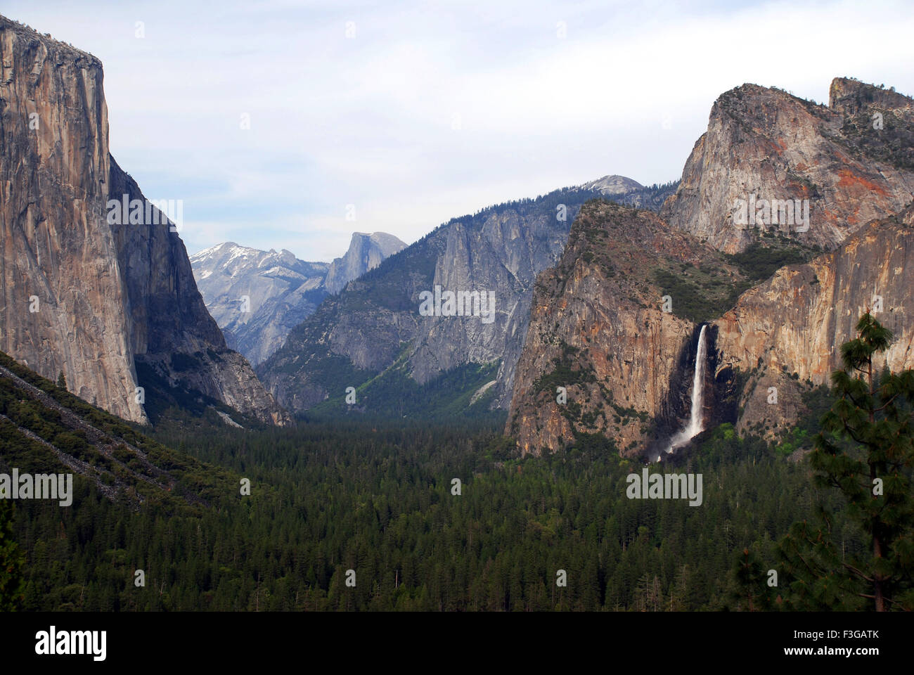 Bridal Veil Falls ; Sito Patrimonio Mondiale 1984 ; il Parco Nazionale di Yosemite ; California ; Stati Uniti Stati Uniti d'America Foto Stock