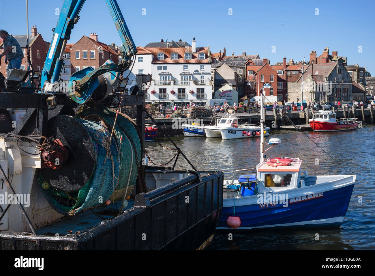 Il sollevamento di carichi pesanti ingranaggio su un peschereccio ormeggiato a fianco di Endeavour Wharf, Whitby, North Yorkshire, Inghilterra, Regno Unito Foto Stock
