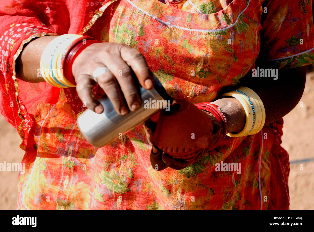 Signora il riempimento di olio in argilla Diya a Udaipur ; Rajasthan ; India Foto Stock
