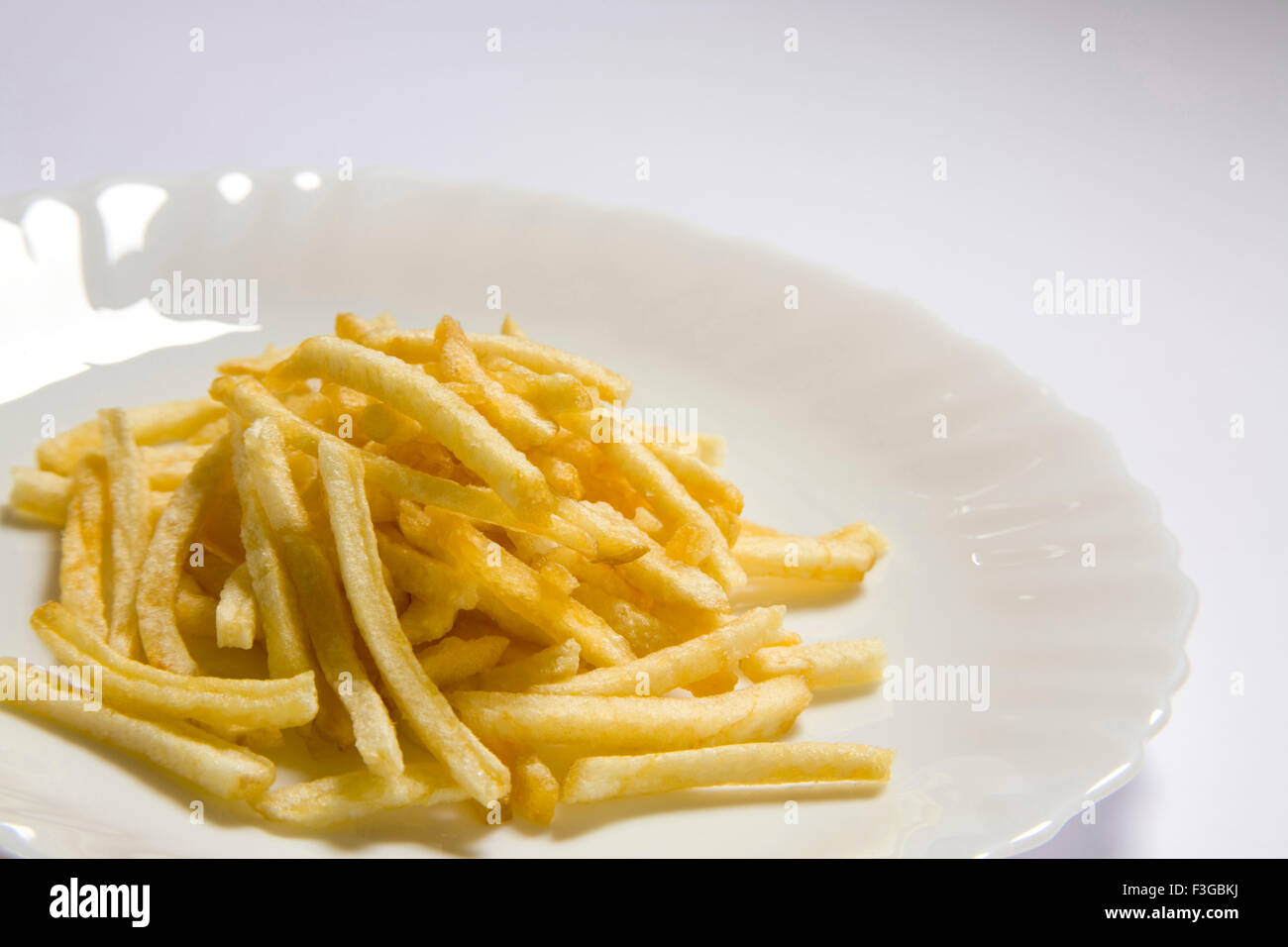 Junk food snack salato di patate fritte bastoni servita nella piastra Foto Stock