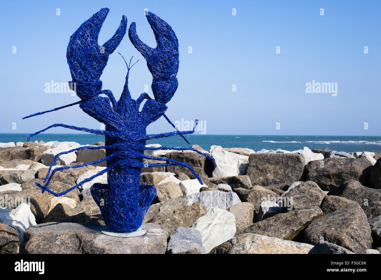Il gigante simbolo di un patrimonio di pesca in piedi sulla roccia corazza di Staithes Harbour, North Yorkshire, Inghilterra, Regno Unito Foto Stock