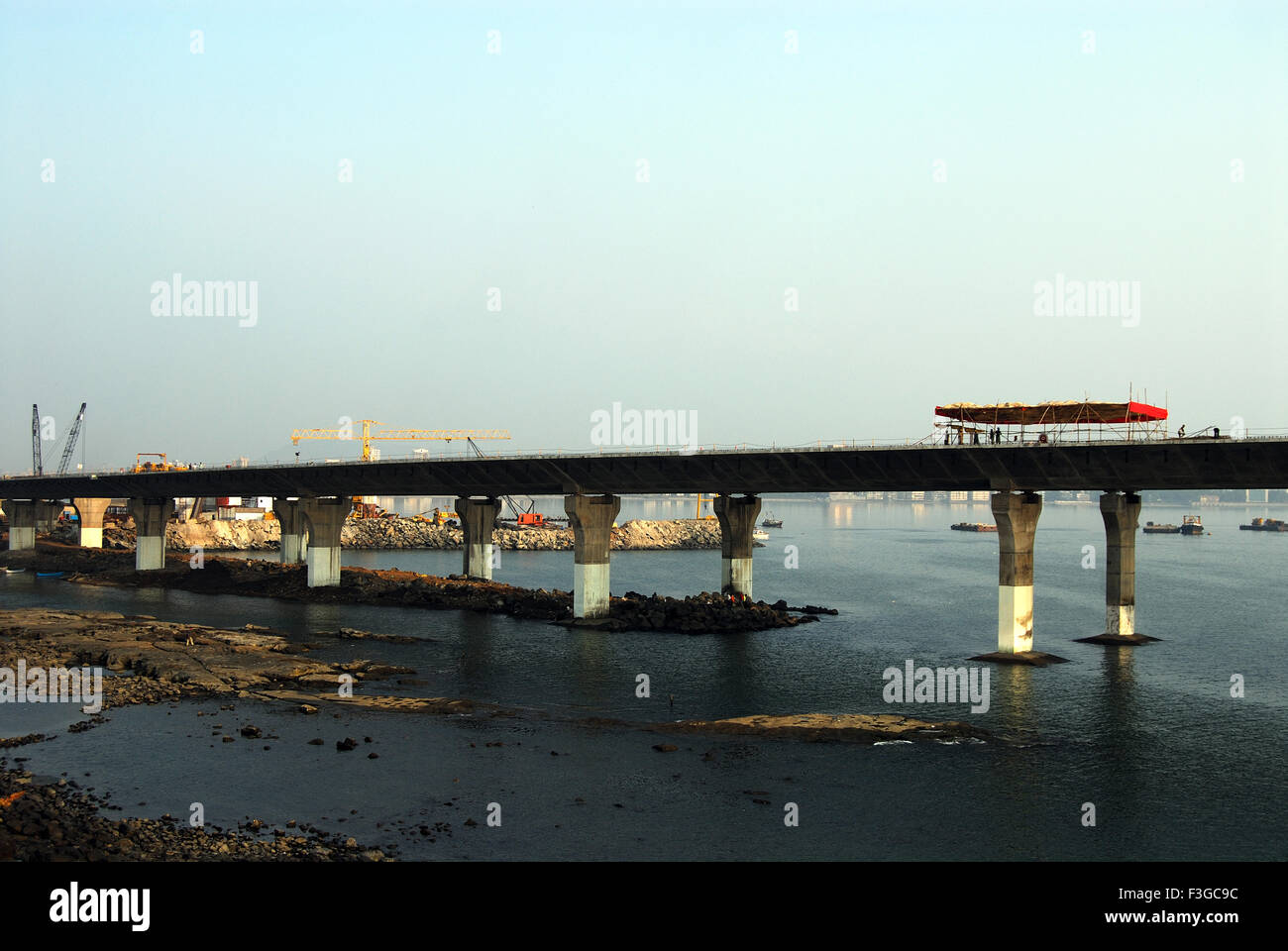 La costruzione del ponte metallico sopra il mare di Bandra link ; Mumbai Bombay ; Maharashtra ; India Foto Stock