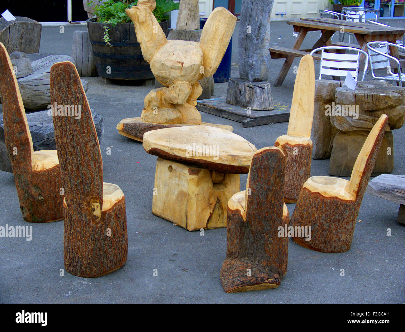 Insolito tipo di sedie e tavolo realizzato da materie tronchi di legno Foto  stock - Alamy