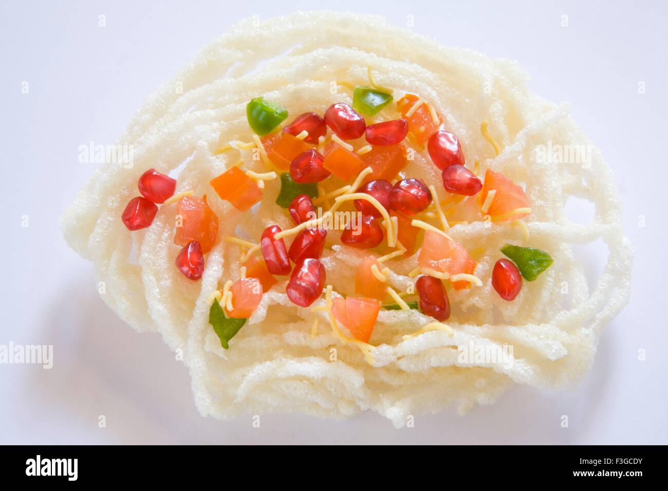 Il cibo indiano Papad ; Poppadoms sono rotonde wafer sottile dischi realizzati di vari lenticchia o farine di cereali servito arrosto o fritte Foto Stock